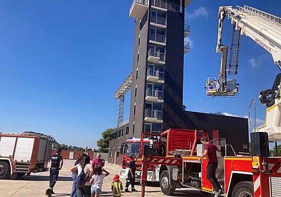 Los niños disfrutan con los bomberos del parque San Ildefonso Prats.