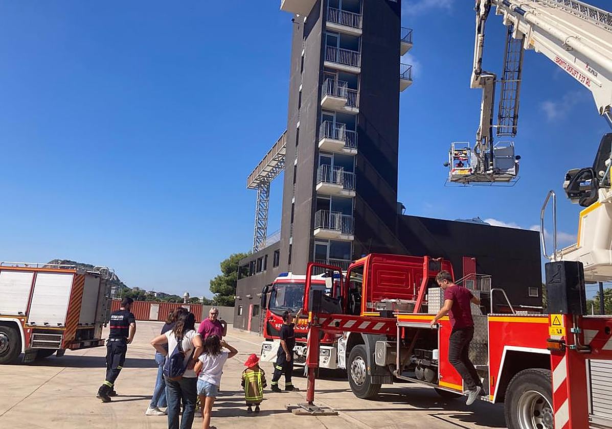 Los niños disfrutan con los bomberos del parque San Ildefonso Prats.