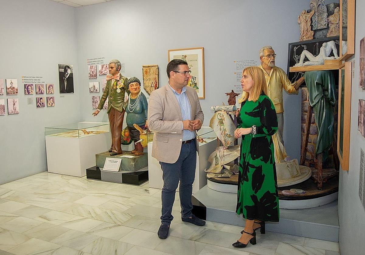 David Olivares, presidente de la Federació de Fogueres de Sant Joan d'Alacant, y Sandra Torrighelli, CEO de REM.