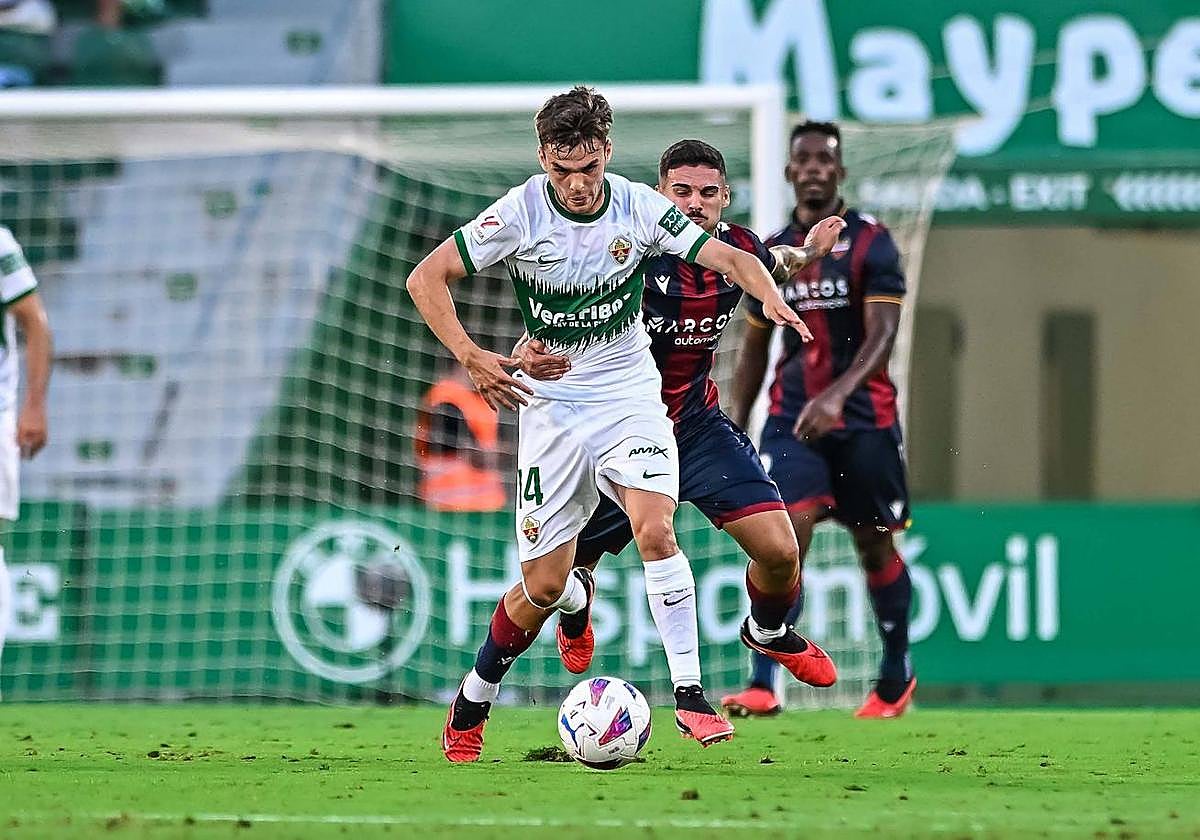 El jugador del Elche Álex Febas protege el balón ante un rival del Levante.