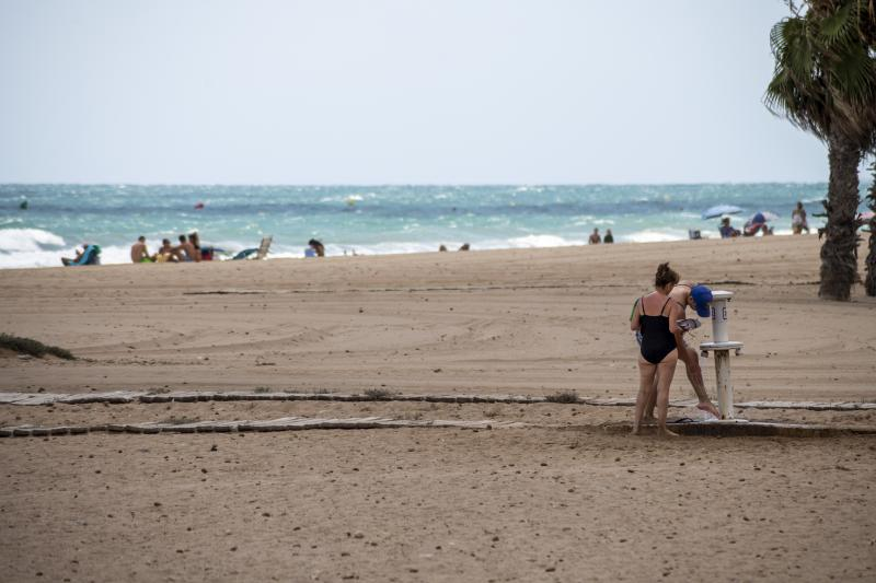 Bañistas disfrutan de la playa de Urbanova en octubre.
