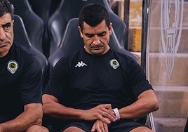 Rubén Torrecilla mira el reloj antes de comenzar un partido en el Rico Pérez