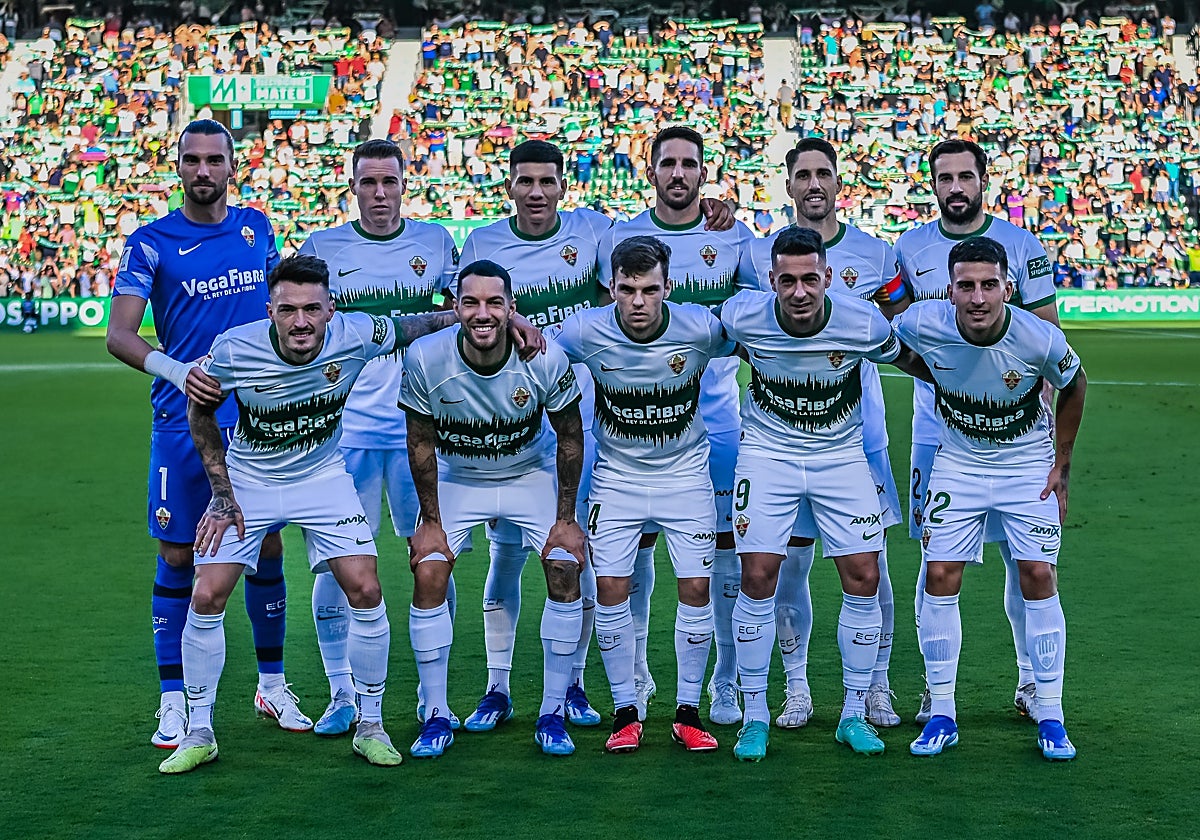 San Román posa con el once inicial ante el Levante