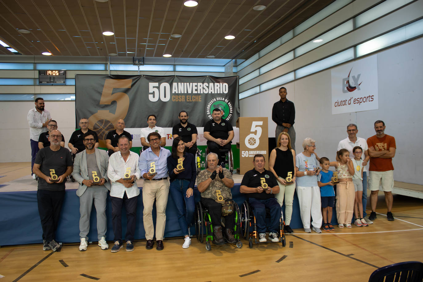 Autoridades y representantes de entidades recogieron unos galardones que entregó el club.