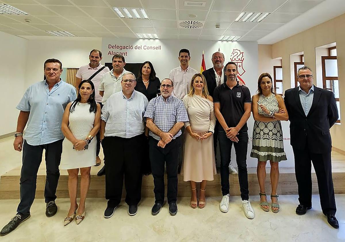 La consellera Nuria Montes, reunida con miembros del sector hotelero.