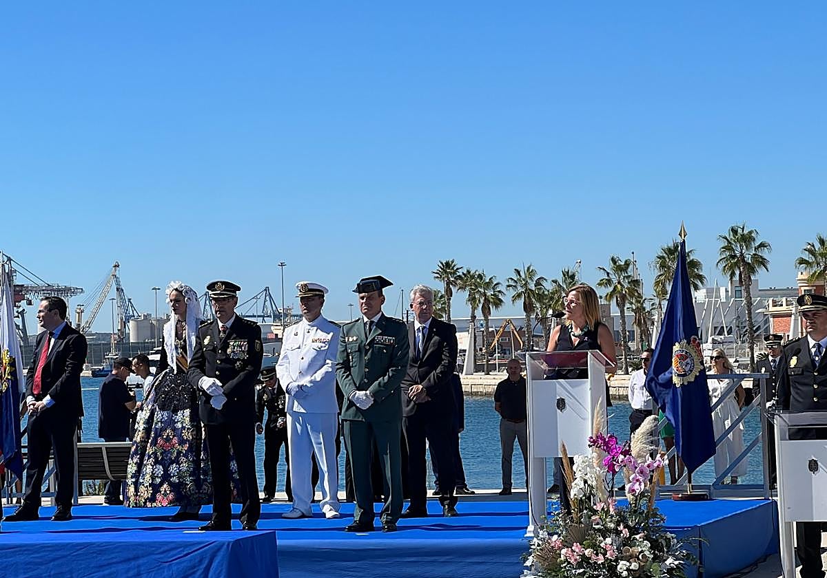 La delegada del Gobierno en la Comunitat, Pilar Bernabé, junto a otras autoridades en el Día del Patrón de la Policía Nacional.