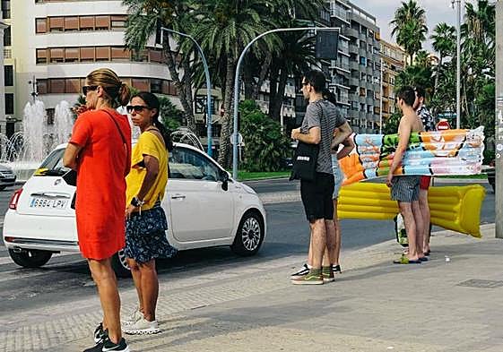 Turistas en el paseo del puerto.