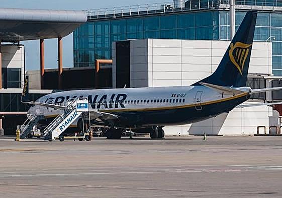 Avión de Ryanair en la pista del aeropuerto de Alicante-Elche.