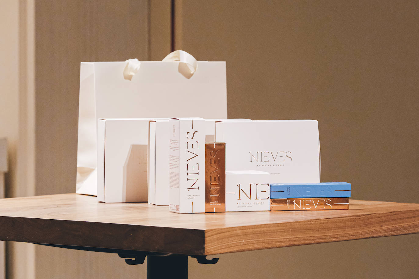 Nieves Álvarez presenta en Alicante su nueva línea de belleza