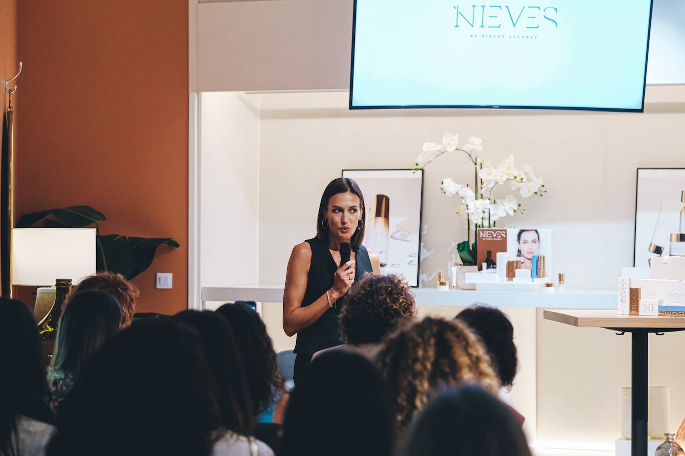 Nieves Álvarez presenta en Alicante su nueva línea de belleza