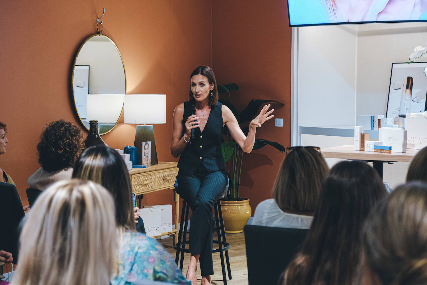 Nieves Álvarez presenta en Alicante su nueva línea de belleza