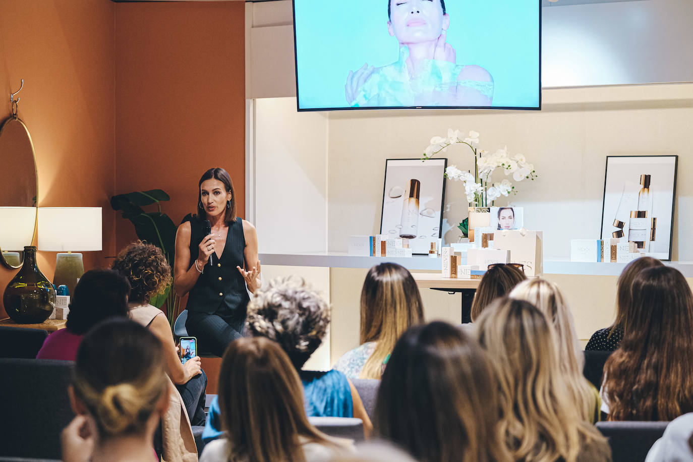 Nieves Álvarez presenta en Alicante su nueva línea de belleza