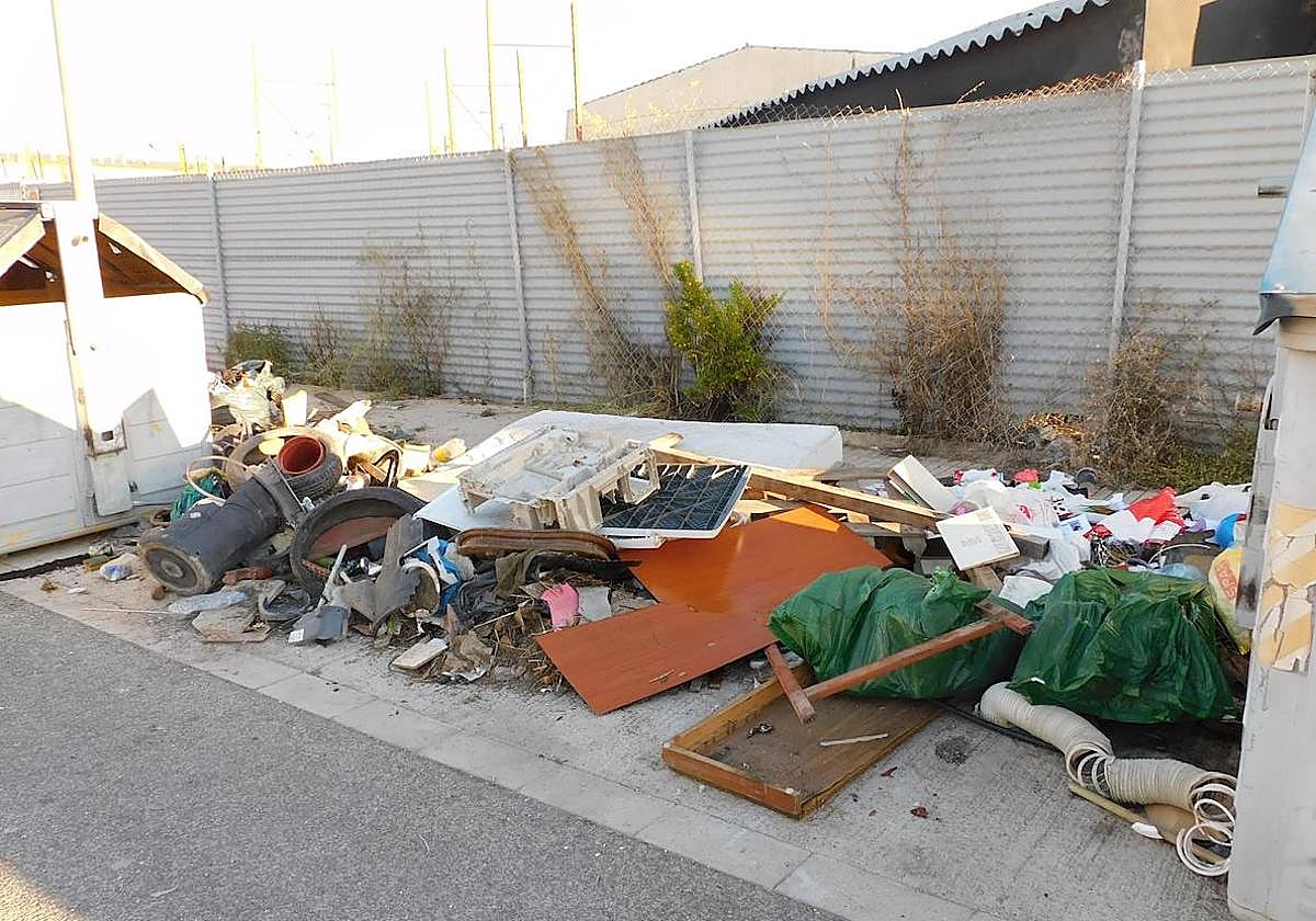 Los vertidos irregulares en el polígono El Canastell.
