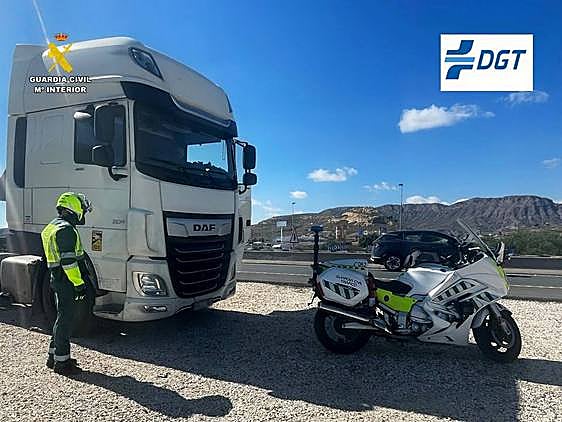 La Guardia Civil con el camión que conducía el detenido