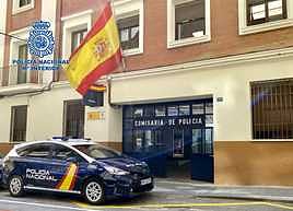 Un coche de la Policía Nacional, a las puertas de la comisaría.