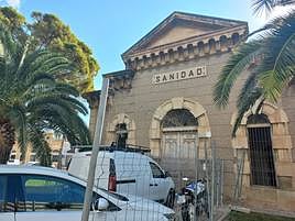 Se han instalado las primeras vallas alrededor del edificio del puerto.