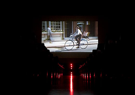 Imagen del auditorio de la Casa de Cultura durante el pase de una película del ciclo de cine solidario