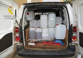 Una imagen del combustible incautado por la Guardia Civil.