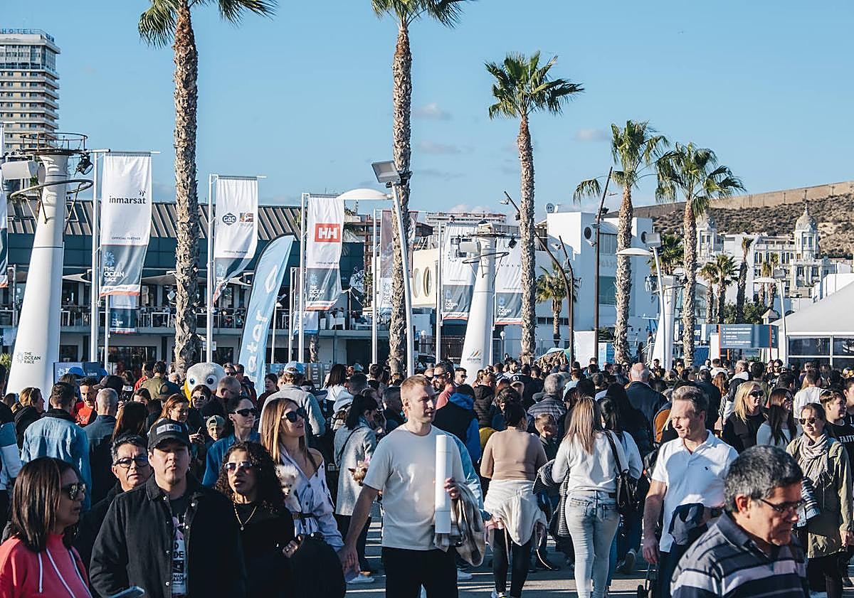 Imagen principal - Visitantes en la Ocean Race, salida de la regata y los IMOCA amarrados en el puerto de Alicante