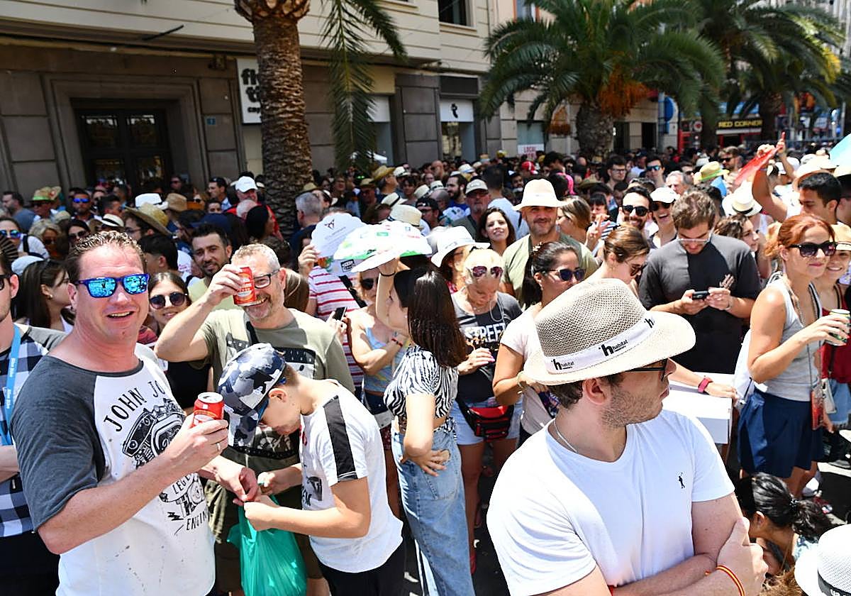 La plaza de Luceros abarrotada de turistas durante una de las Mascletàs de Hogueras