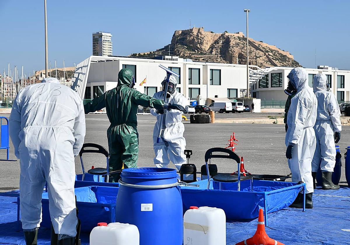Los agentes durante el ejercicio de formación en el puerto de Alicante.