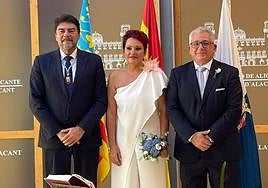 El oficiante, Luis Barcala, con la pareja de novios.