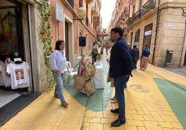 El alcalde, Luis Barcala, en una anterior edición de 'Botigues al carrer'.