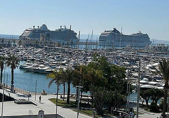 Los dos cruceros, en las instalaciones del pueto de Alicante.
