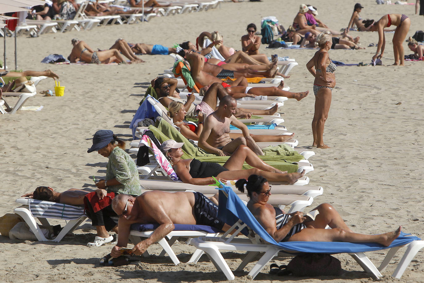 Un gran número de personas disfruta de un día de playa durante este miércoles en el que se viven altas temperaturas en este inicio de Otoño.