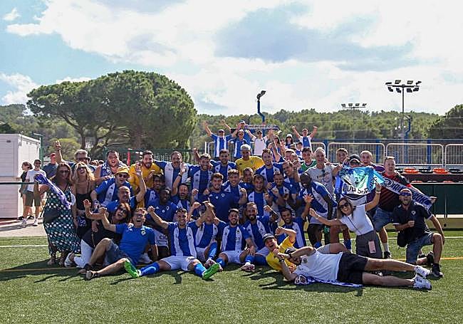 Celebración del equipo junto con la afición