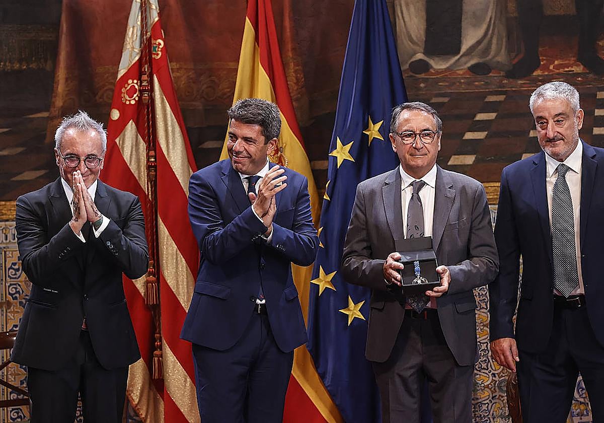 Carmencita recibe el premio del 9 d'Octubre por su trayectoria
