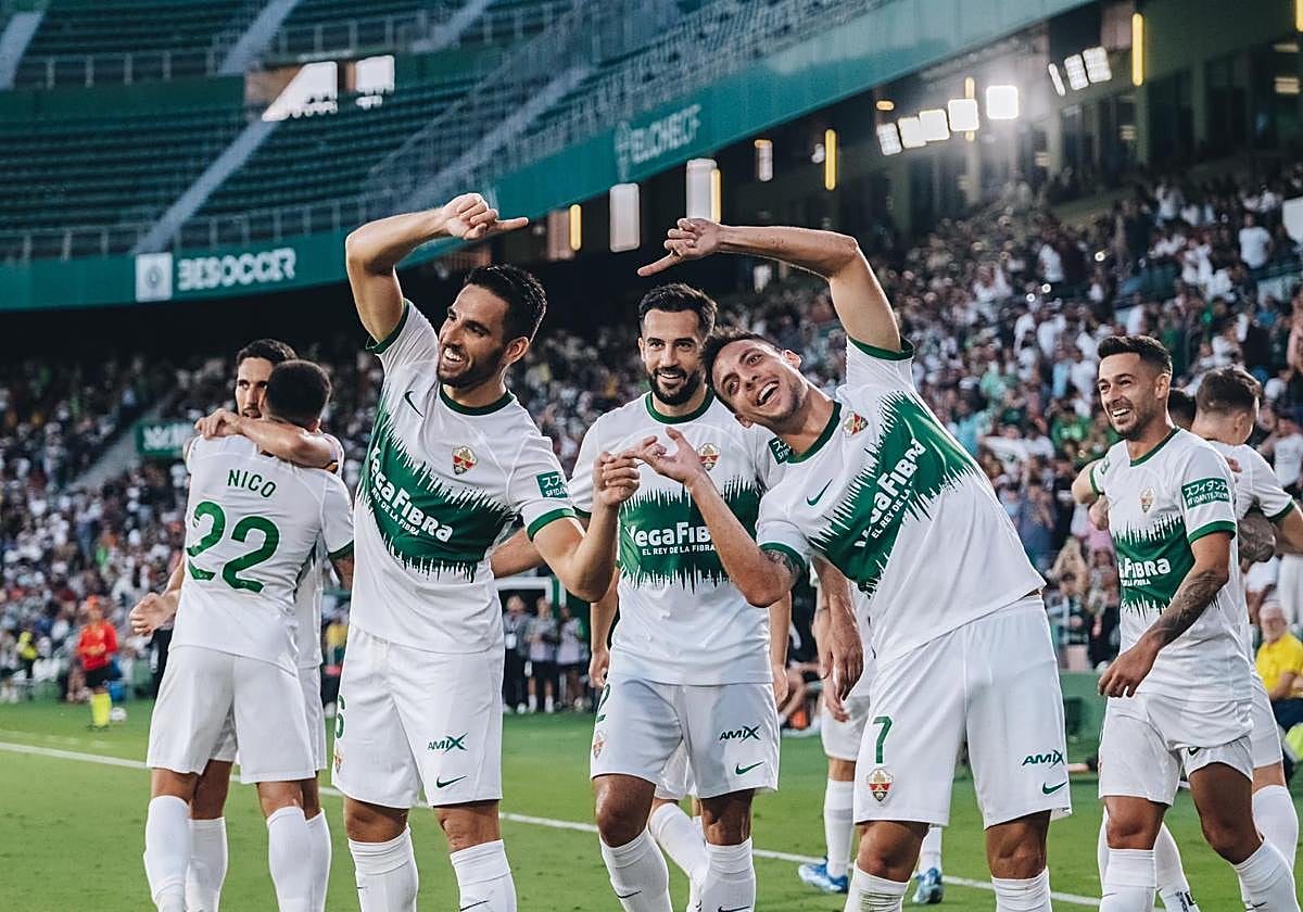 Óscar Plano celebra el primer gol del partido.