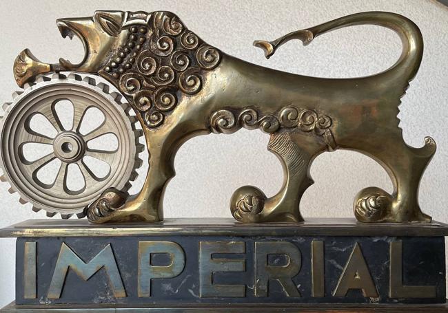 Imagen del león con la reuda de tejer