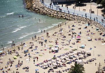 El cambio climático obliga a ampliar la temporada de vigilancia en las playas en Alicante