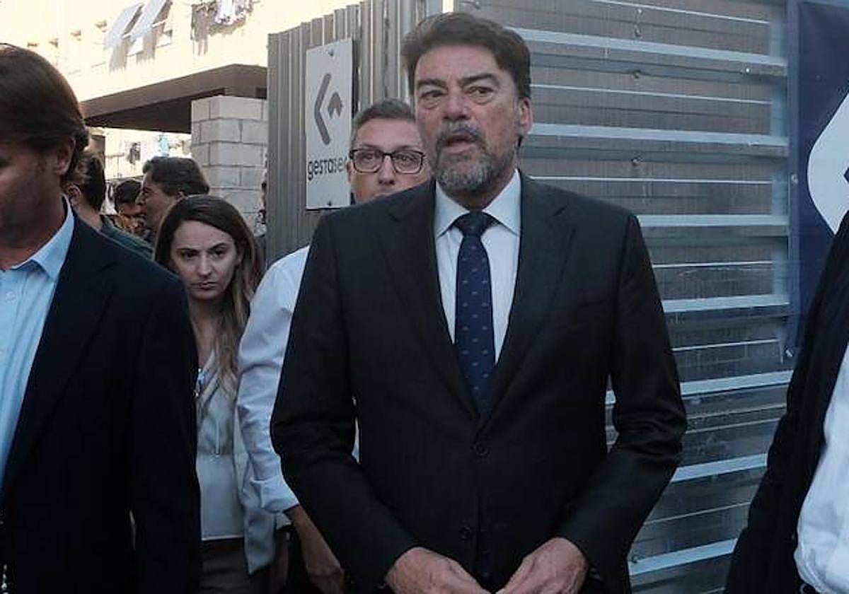 El alcalde de Alicante, Luis Barcala, durante la visita este miércoles al barrio Miguel Hernández.