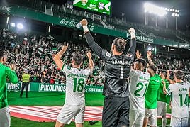 Borja Garcés y el resto de jugadores del Elche celebran la victoria ante el Andorra.