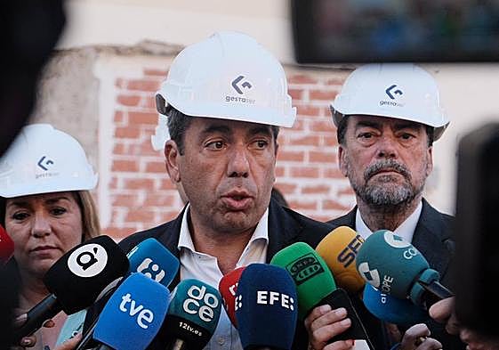 Carlos Mazón y Luis Barcala, este miércoles en el barrio Miguel Hernández de Alicante.