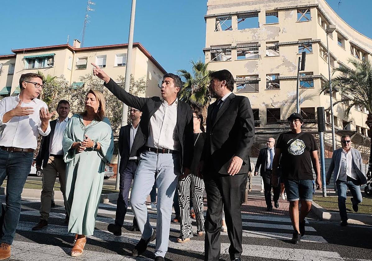 El presidente de la Generalitat, Carlos Mazón; la vicepresidenta Susana Camarero y el alcalde de Alicante, Luis Barcala, en la visita al barrio Miguel Hernández.
