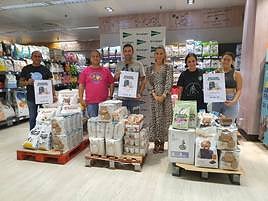 Representantes de las tres asociaciones recogen los productos donados por El Corte Inglés de Alicante.