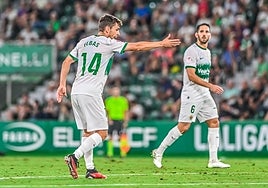 Febas da instrucciones a sus compañeros durante el Elche-Andorra