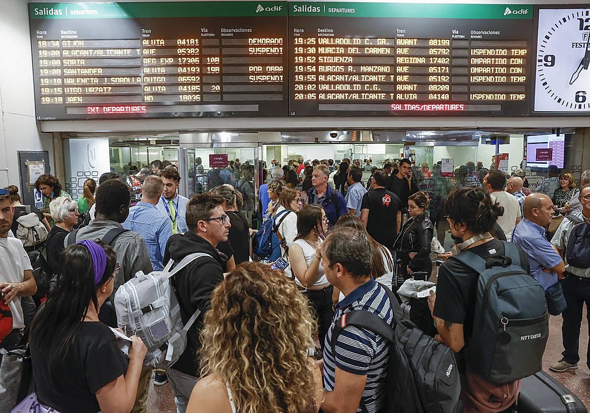 Viajeros esperan en la estación de Chamartín el restablecimiento de la alta velocidad con Alicante.