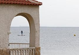 Un hombre practica pádel surf en la playa del Pinet de Elche.