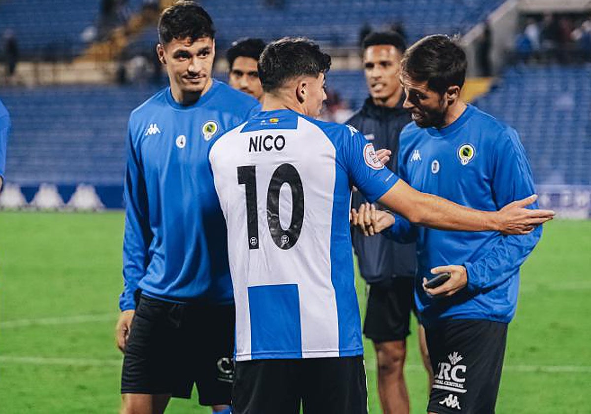 Míchel bromea con Nico en presencia de Sergi Molina, tras el Hércules-Cerdanyola