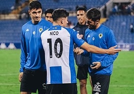 Míchel bromea con Nico en presencia de Sergi Molina, tras el Hércules-Cerdanyola