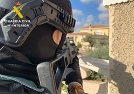 Un agente de la Usecic durante una actuación en un chalet de El Moralet el pasado marzo.