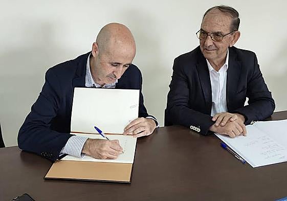 El presidente de la CHJ, Miguel Polo (i), firma el protocolo del trasvase Júcar-Vinalopó con el presidente de la Junta Central de Usuarios, Ángel Urbina.