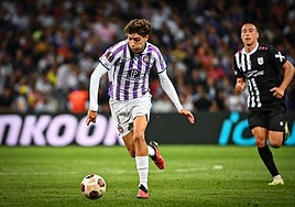 César Gelabert conduce el balón en un partido de esta temporada de la Liga Europa