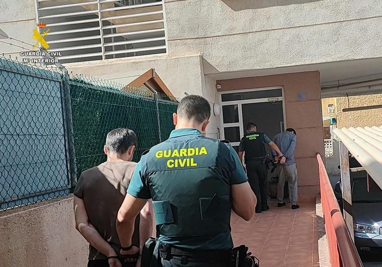 Dos agentes de la Guardia Civil de Guardamar del Segura durante el arresto de dos de los presuntos miembros de la banda.