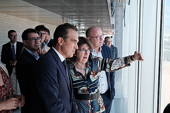 La rectora de la UA y resto de autoridades durante el recorrido del nuevo edificio.
