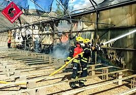 Los bomberos, en plena extinción del incendio.